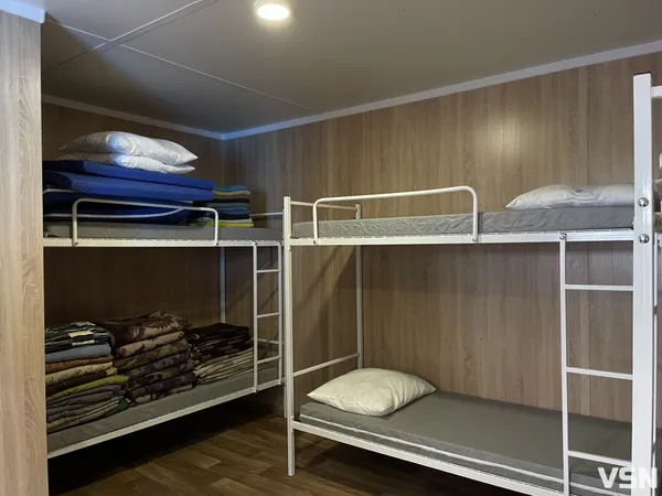 Крадуть і справляють природні потреби: в під'їзді луцької багатоповерхівки «оселилися» безхатьки (фото)