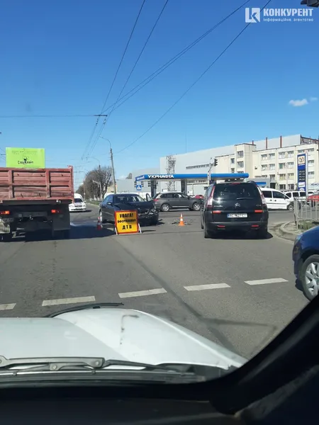 У Луцьку на Дубнівській «мерс» врізався у «фольксваген» (фото)