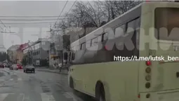 Промчав на «червоний» і виїхав на «зустрічку»: у Луцьку водій маршрутки двічі порушив ПДР (відео)