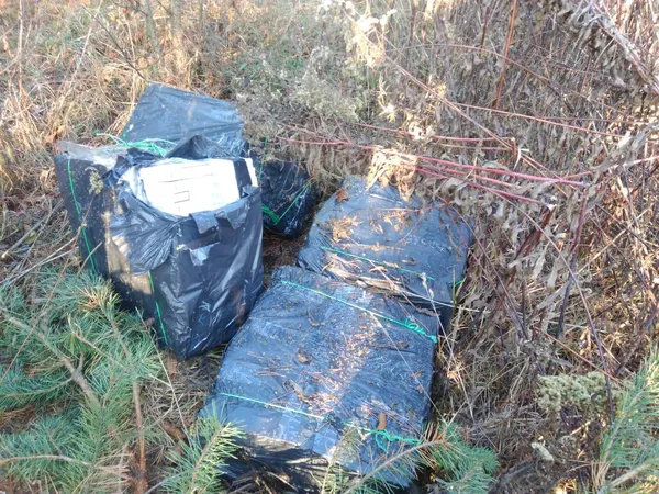 На Волині контрабандисти «зробили ноги», покинувши 10 ящиків курива (фото)