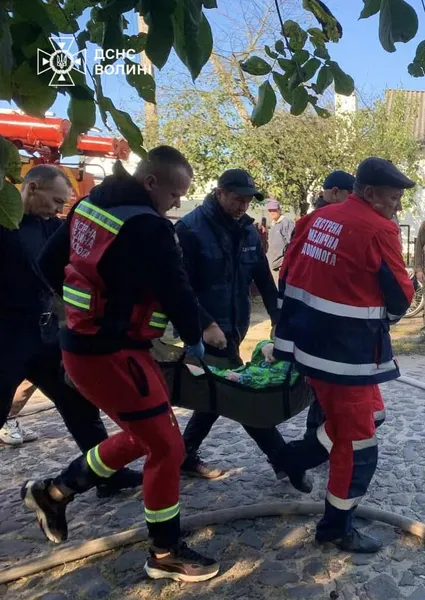 На Волині рятувальник виніс з пожежі подружжя пенсіонерів (фото)