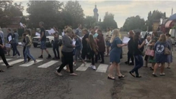 На Харківщині вчителі перекрили дорогу  – протестували проти закриття двох шкіл  (фото)