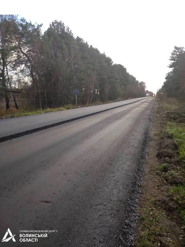 Показали, як у Шацьку ремонтують дорогу і вдень, і вночі