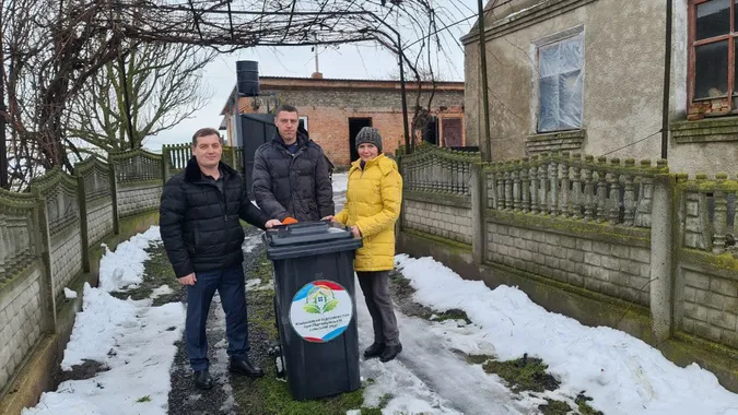 Серед жителів Підгайцівської громади розіграли призи – сміттєві баки (фото)