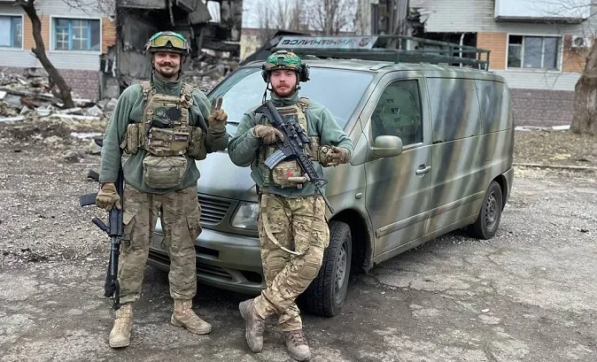 Посадовець Підгайцівської сільради передав у Бахмут автомобіль для спецпризначенців (фото)