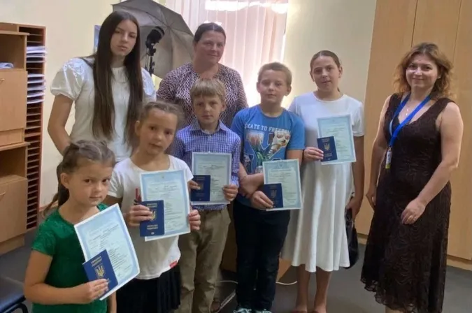 Один візит – сім паспортів: на Волині мама та шестеро дітей отримали закордонні паспорти