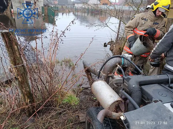 З городів і дворів: на Волині рятувальники відкачували воду (фото)
