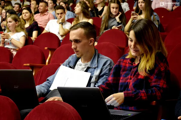 Хірунья, львівська гопота та стриптиз від мами: у Луцьку відбулася студентська «Ліга сміху» (фото)