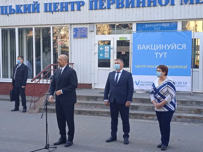 «Вакциновані не будуть мати обмежень в червоній зоні», – Денис Шмигаль на Волині