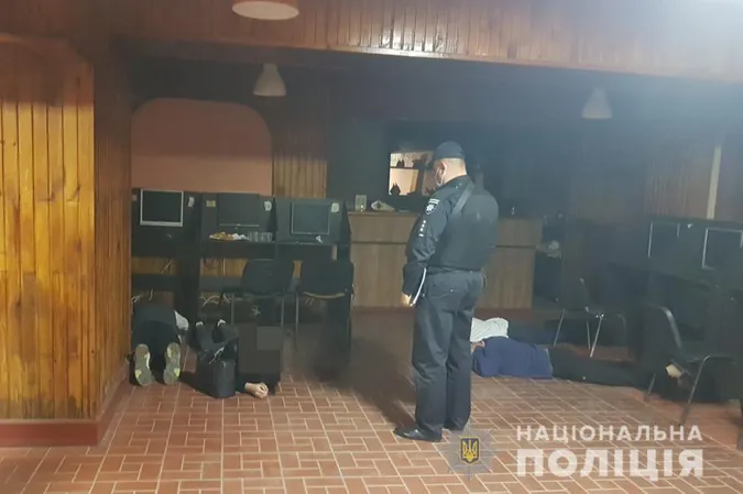 У Луцьку прикрили незаконний гральний заклад: довелося залучати рятувальників (фото)