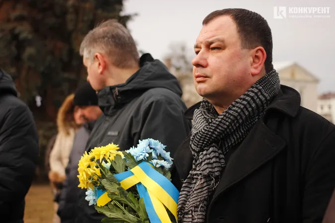 Квіти та сотні людей: у Луцьку вшанували пам'ять героїв Небесної Сотні (фото, відео)
