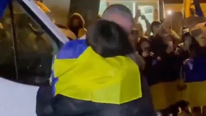 Рідні не стримували сліз: у Луцьку зустріли Віктора Мальчевського, який повернувся з полону (відео)
