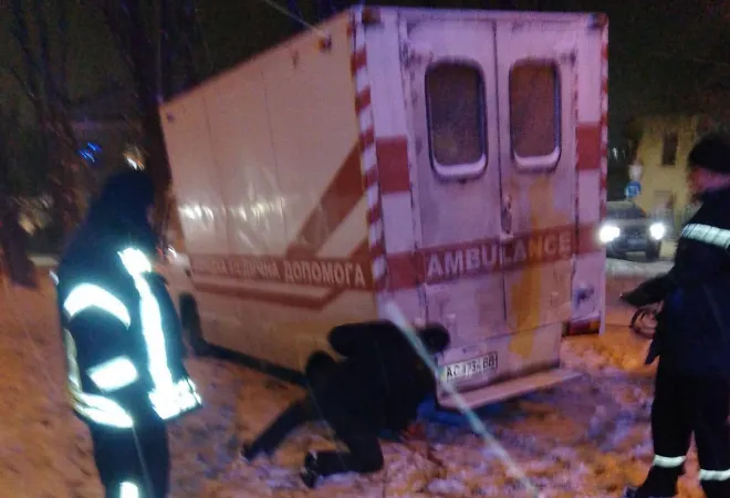 На Волині визволяли автомобіль «швидкої» та вантажівку, які загрузли на дорозі (фото)