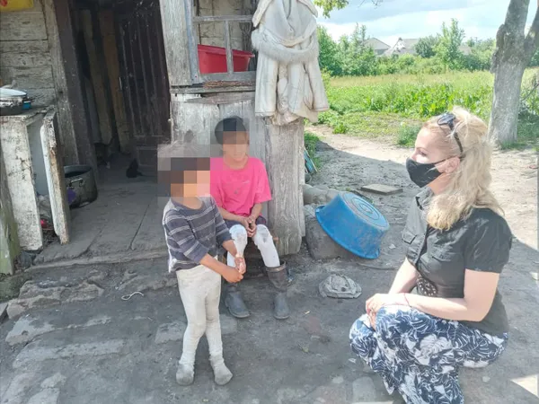 Без тестування і по 12 людей у кімнаті: на Волині перевірили карантинні умови в ромів (фото)