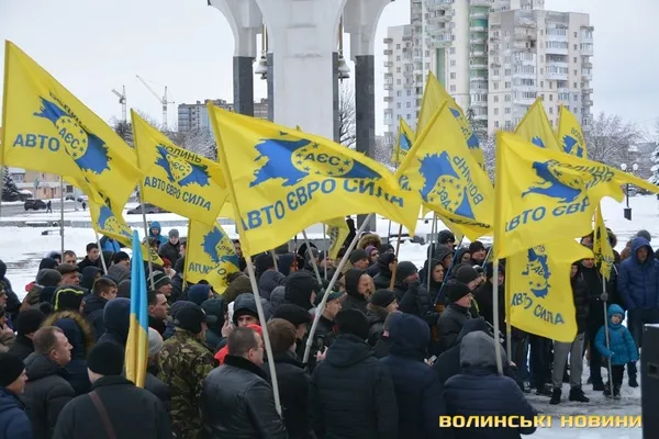 У Луцьку автопротест власників машин на єврореєстрації (фото)