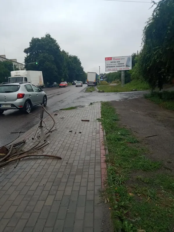 «Були б з нас чудові консерви»: на Володимирській фура знесла паркан (фото)