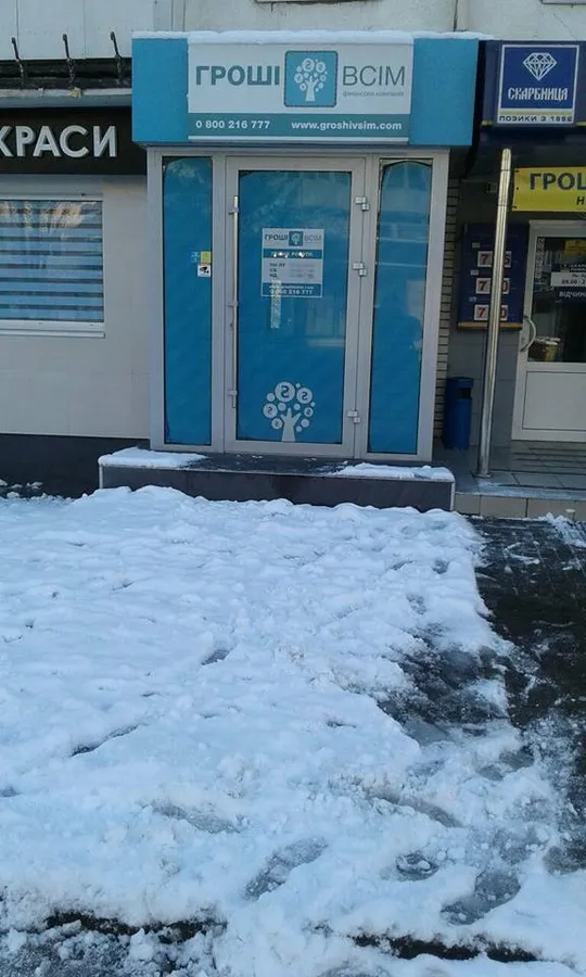 Луцькі муніципали змусили підприємців взятись за лопати (фото)
