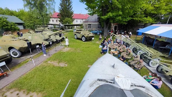 Майже 30 захисників, які реабілітуються у Луцьку, побували у музеї військової техніки (фото, відео)