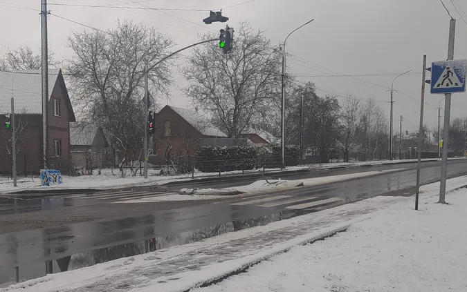 Стирчать труби: в Луцьку просять відремонтувати небезпечний острівець безпеки (фото)