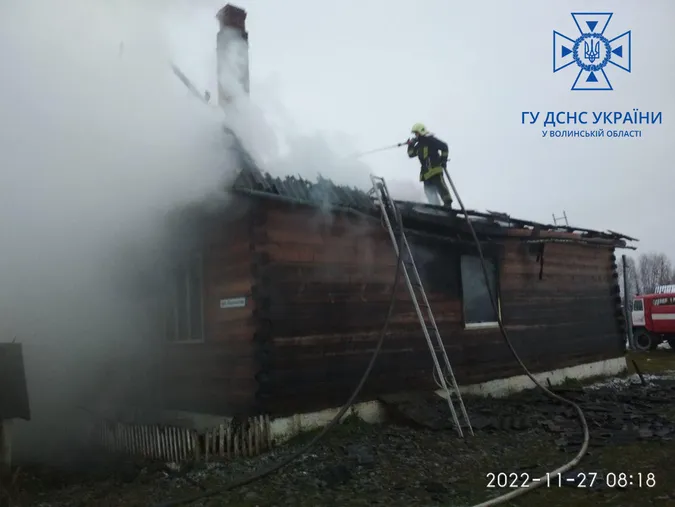 Будинок, гараж і легковик: на Волині в неділю сталися три пожежі (фото)