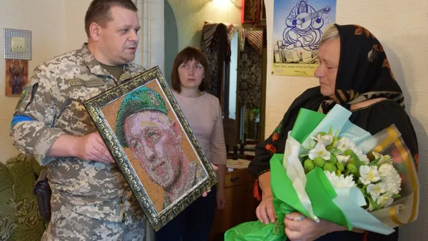 Родині загиблого волинського прикордонника подарували його портрет із сірників (фото)