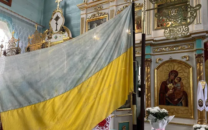 У храмі на Волині знайшли синьо-жовтий прапор, який берегли майже 100 років (фото)