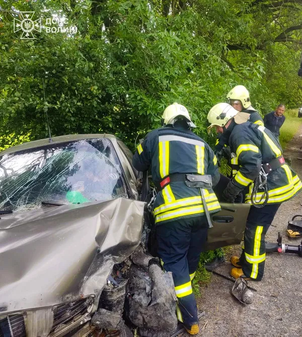 Потерпілого у ДТП на Волині вирізали із салону автівки (фото)