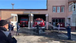 «Змили бруд» від диму і сажі: як на Волині пожежника проводжали на пенсію (відео)