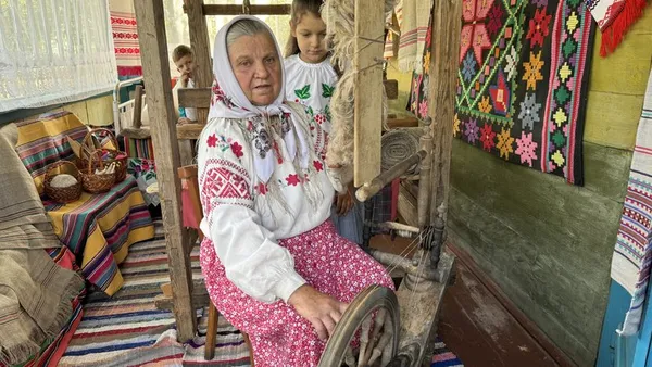 Тче на столітньому верстаті: волинська майстриня майже 60 років виготовляє рушники (фото, відео)