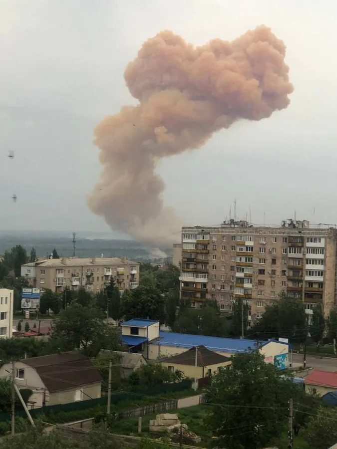 Авіаудар по Сєвєродонецьку: ворог влучив у цистерну з азотною кислотою