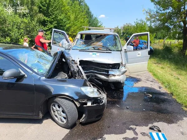 Аварія на Ковельщині: рятувальники витягли чоловіка з деформованого авто (фото)