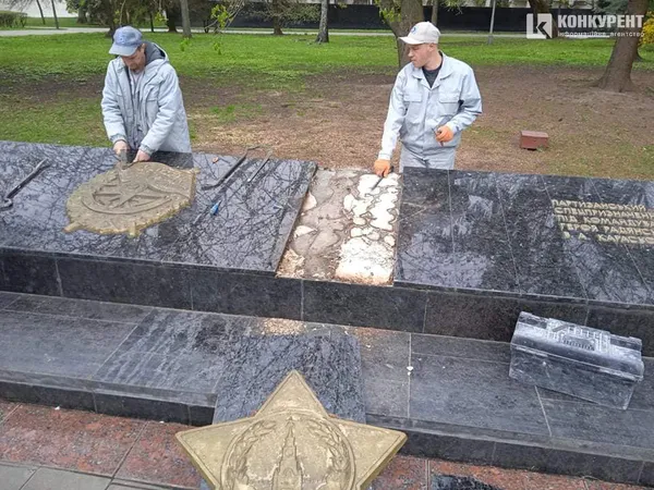 У Луцьку на меморіалі розпочали демонтаж кремлівських зірок (відео)