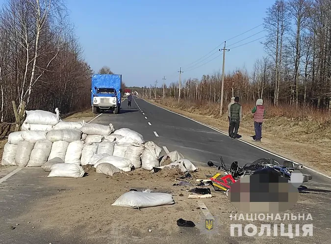 На Волині мотоцикліст протаранив мішки з піском і загинув на місці (фото)