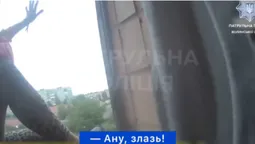 У Луцьку жінка під наркотиками ледь не випала з балкона четвертого поверху (відео)