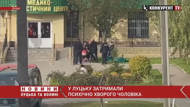 У Луцьку буйного пацієнта довелося «крутити» правоохоронцям (відео)