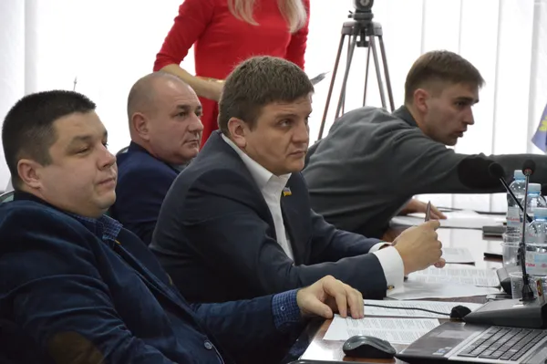 Луцька міська рада працюватиме з новим регламентом та «п'ятою рукою» Романюка