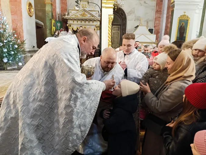 Молитви і колядки: у луцькому соборі Святої Трійці провели різдвяну службу (фото)