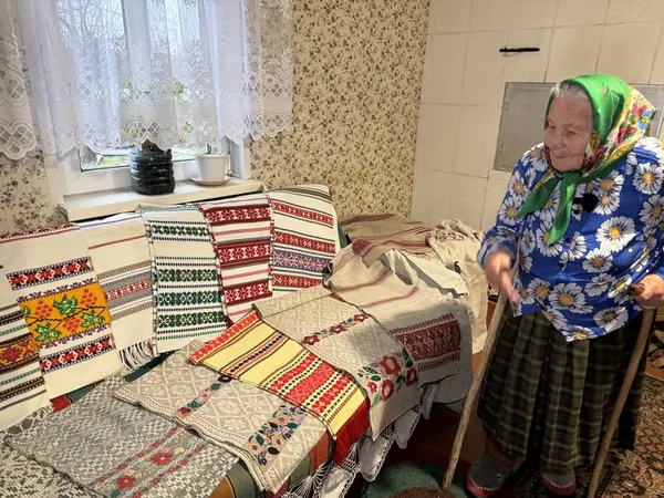 Життя між приданим і клуночком «на смерть»: що зберігає у старовинній скрині 87-річна волинянка
