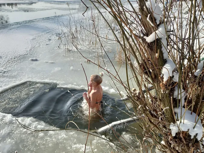 На Стиру в Луцьку освятили воду, люди пірнають в ополонку (фото, відео)