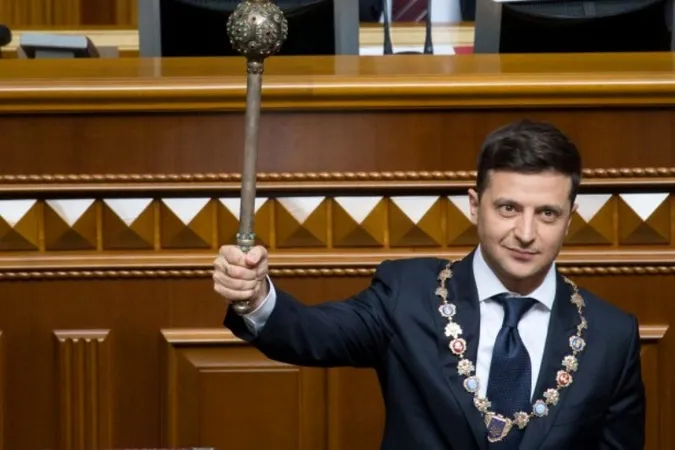 Рейтинг падає: на виборах за Зеленського готові проголосувати 34,6%