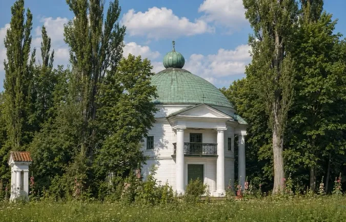 На фото: Каплиця з родовою усипальницею Кашовських у Кураші на Горині