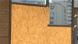 Після нічної ДТП двері у «Порт City» зашили фанерою (фото, відео)
