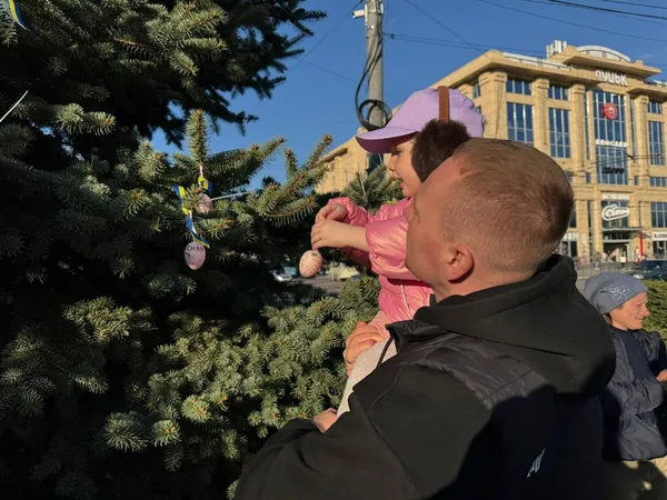 «Великодня надія»: у Луцьку рідні полонених та зниклих безвісти Героїв влаштували акцію (фото)