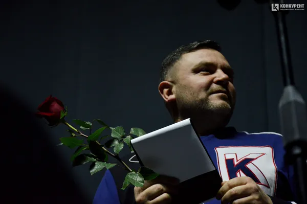 Батл жартами та ангел Притули: у «Промені» двічі виступили «Вар’яти» (фото)