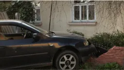 У Луцьку на Мазепи – аварія: легковик відлетів і зніс паркан (відео)
