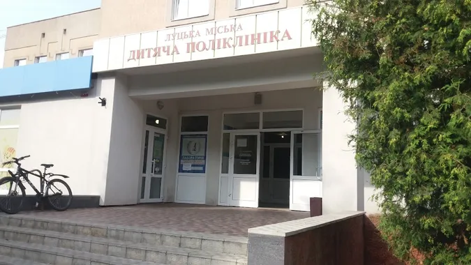 У Луцьку біля дитячої поліклініки знову покрали троянди: цього разу майже десяток кущів (фото)