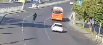Небезпечна їзда: у Луцьку водій електросамоката обганяв авто серед дороги (відео)