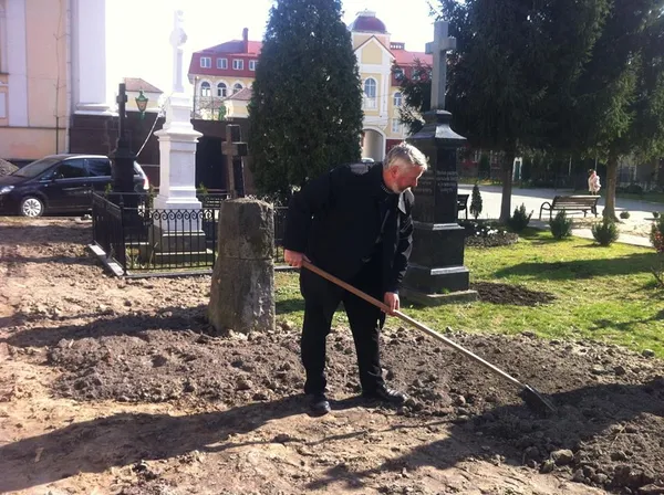У Луцьку біля собору і кладовища встановлюють альтанку  (фото)