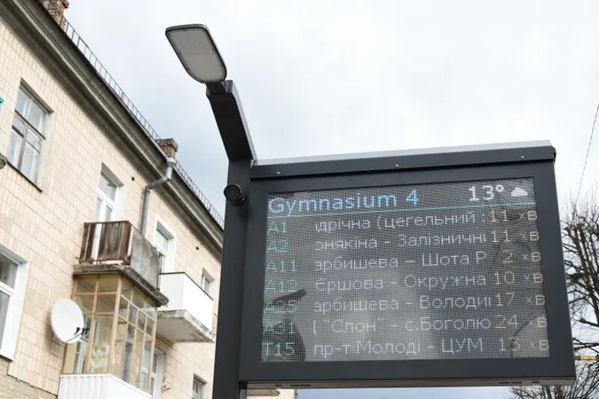 За грантові кошти у Луцьку встановили 22 «розумних» табло(фото)