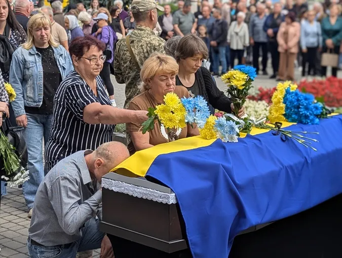 Майже рік вважався зниклим безвісти: Ковель навколішки попрощався з Героєм Віктором Дорощуком